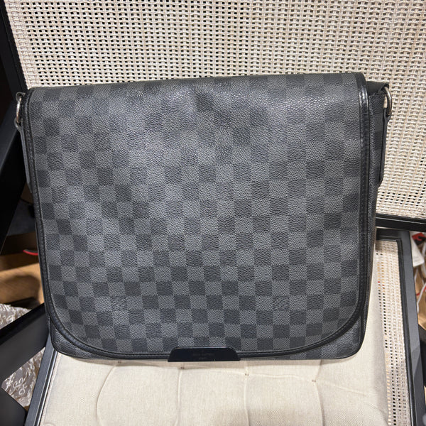 Pre-owned Louis Vuitton District Damier Graffte Crossbody