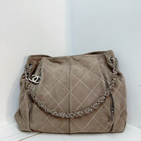 Pre-owned Chanel Beige Suede CC logo Classic Quilt