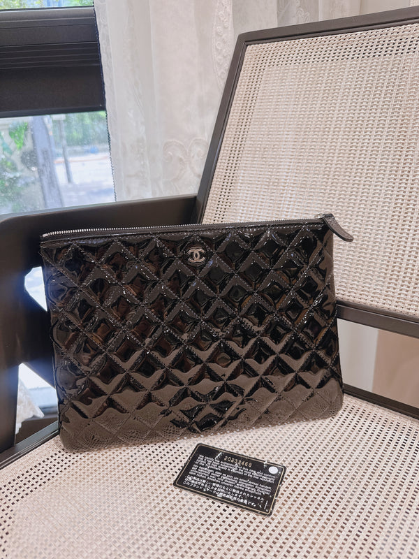 Pre-owned Chanel O Case Clutch Quilted Patent Medium
