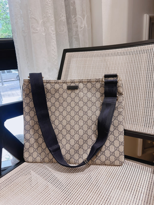 Pre-owned Gucci GG Canvas Unisex Handbag